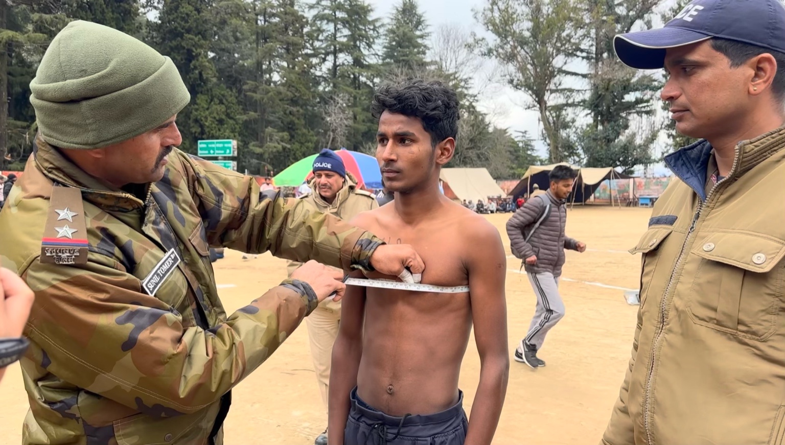 UP Home Guard PST 2026 में Male उम्मीदवार की Chest Measurement करते हुए अधिकारी।