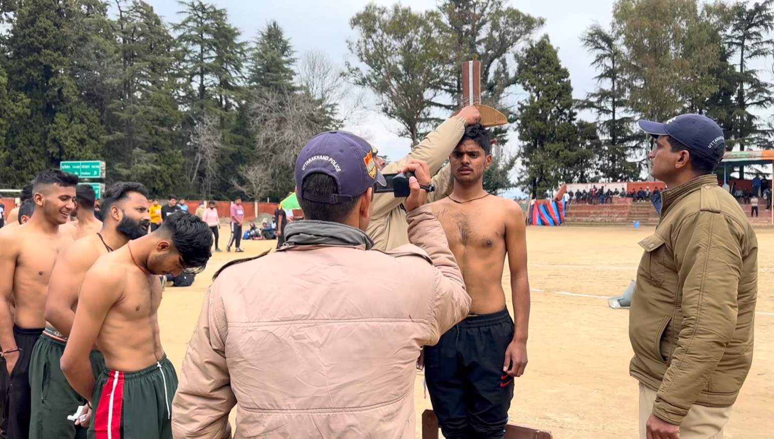 UP Home Guard PST 2026 में उम्मीदवार की Height Measurement करते हुए अधिकारी।